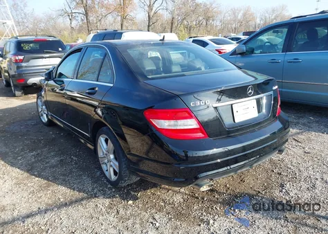 2011 Mercedes-Benz C 300 Sport 4Matic z USA, uszkodzony, nr VIN WDDGF8BB7BR165932